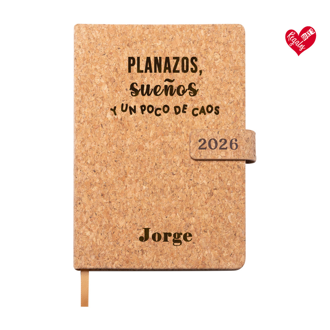 Agenda 2026 de corcho personalizada con nombre Modelo “Planazos, sueños y un poco de caos”